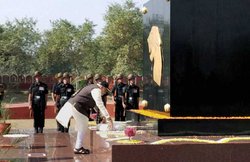 प्रधानमंत्री ने सैनिकों संग मनाई दिवाली, तीन युद्ध स्मारकों पर गए