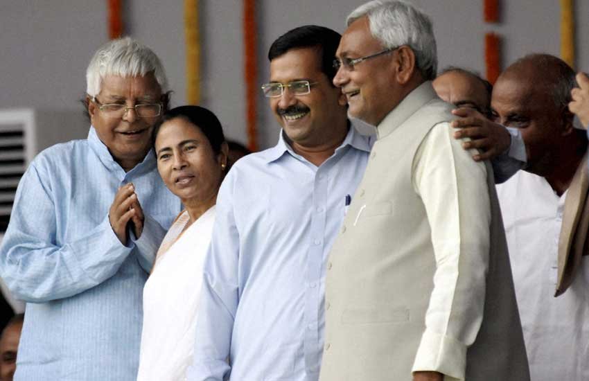 नीतीश कुमार के शपथ ग्रहण समारोह में पश्चिम बंगाल की मुख्यमंत्री ममता बनर्जी और दिल्ली के मुख्यमंत्री अरविंद केजरीवाल। (पीटीआई फोटो) 