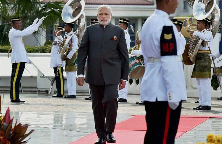 मलेशिया के कुआलालंपुर में सोमवार को सेरेमोनियल वेलकम के दौरान पीएम नरेंद्र मोदी। (फोटो-PTI) मलेशिया के कुआलालंपुर में सोमवार को सेरेमोनियल वेलकम के दौरान पीएम नरेंद्र मोदी। (फोटो-PTI)