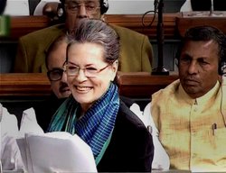 सोनिया का एनडीए सरकार पर वार, कहा-संविधान को न मानने वाले ही जप रहे हैं इसका नाम