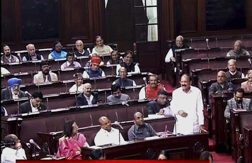 राज्यसभा में असहिष्णुता पर विवाद के बाद सदन में जवाब देते वेंकैया नायडु। (पीटीआई फोटो)