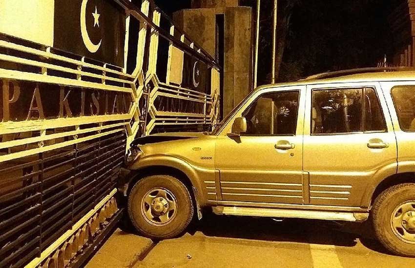 वाघा-अटारी सीमा गेट से टकराई एसयूवी गाड़ी। (फोटो स्रोत, डॉन.कॉम)