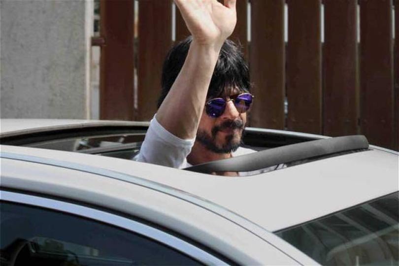 दिन में मीडिया से रूबरू होने के लिए घर से निकलते वक्त शाहरुख ने बाहर इंतजार कर रहे अपने प्रशंसकों का हाथ उठाकर धन्यवाद किया। (स्रोत-पीटीआई) (स्रोत-फोटो वरिंदर चावला)