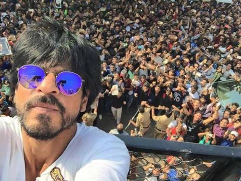 2 नवंबर को 50 साल के हुए शाहरुख ने प्रशंसकों के साथ मन्नत के बाहर आधी रात में जन्मदिन मनाने के बाद दिन में भी उनके चाहने वाले उन्हें बधाई देने के लिए घर के बाहर जमा हुए। (स्रोत-फोटो वरिंदर चावला)