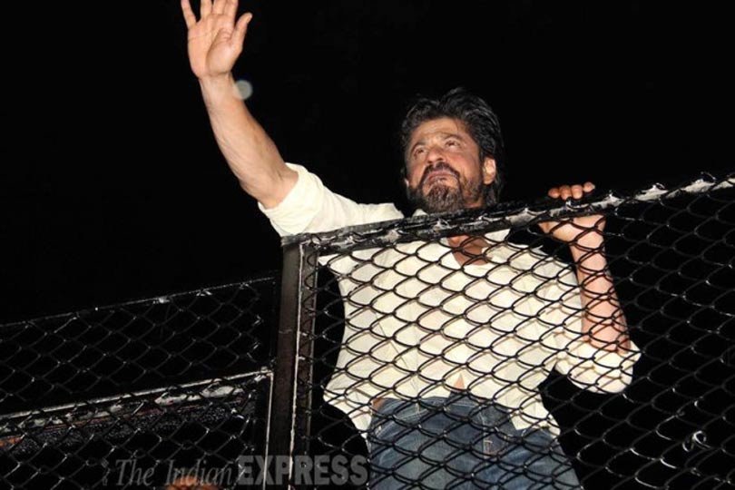 अपना 50वें जन्मदिन पर बॉलीवुड स्टार शाहरुख खान ने आधी रात को अपने घर मन्नत के बाहर खड़े प्रशंसकों के साथ सेलिब्रेट किया। किंग खान ने सबसे पहले पत्नी गौरी और बेटे आर्यन, बेटी सुहाना के साथ बर्थडे केक काटा। उसके बाद उन्होंने अपने घर की बालकनी में आकर बाहर खड़े प्रशंसकों को उनके प्यार के लिए धन्यवाद दिया। घर के बाहर शाहरुख के चाहने वाले उनकी तस्वीर के साथ खड़े थे। (स्रोत-फोटो वरिंदर चावला)