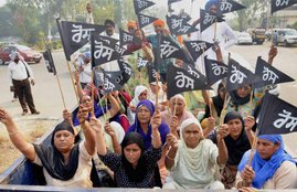 पवित्र ग्रंथ, सिख प्रदर्शन, गुरु ग्रंथ साहिब, काले झंडे, Holy Book, Sikh, guru granth sahib, Punjab, Sikh protest