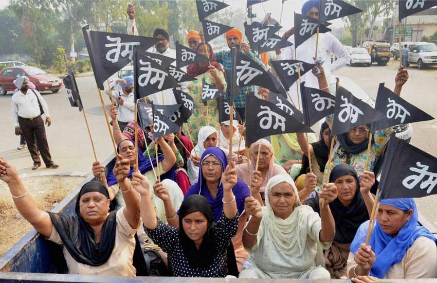 पवित्र ग्रंथ, सिख प्रदर्शन, गुरु ग्रंथ साहिब, काले झंडे, Holy Book, Sikh, guru granth sahib, Punjab, Sikh protest