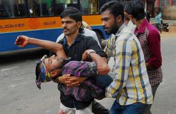 PHOTOS: टीपू सुलतान जयंती को लेकर दो समूहों में झड़प