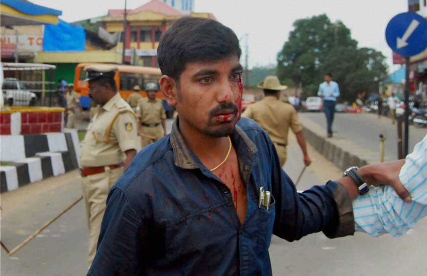कर्नाटक में टीपू सुलतान जयंती समारोह के दौरान दो समूहों में हुई हिंसा में घायल व्यक्ति। (पीटीआई फोटो)