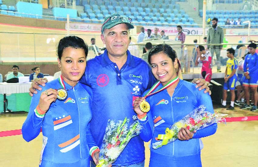 भारतीय साइकल सवार नयना राजेश (दाएं) और अनु चुटिया (बाएं) आरके शर्मा के साथ।