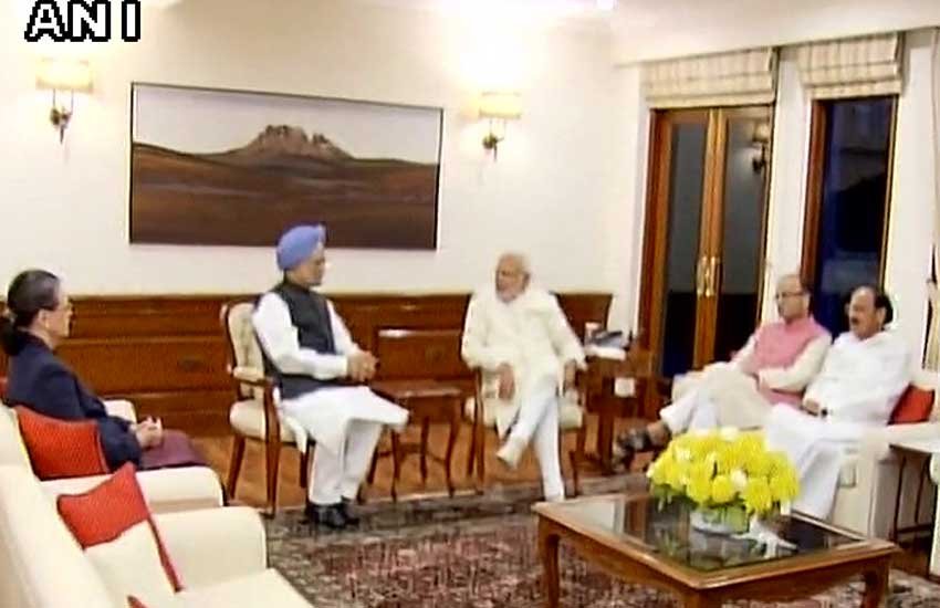 मोदी के साथ पूर्व पीएम मनमोहन सिंह और सोनिया गांधी। मीटिंग में वित्‍त मंत्री जेटली और संसदीय मामलों के मंत्री वेंकैया नायडू भी मौजूद थे। (PHOTO ANI/TWITTER)