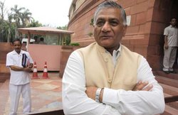 वीके सिंह बोले- पैसे लेकर उठा रहे असहिष्णुता का मुद्दा, अशोक वाजपेई की चुनौती- नाम बताएं