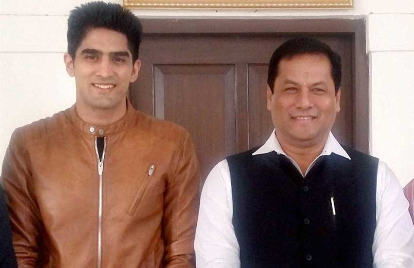 विजेंदर ने पेशेवर मुक्केबाजी में उनके पदार्पण में लगातार सहयोग करने के लिये खेलमंत्री को धन्यवाद भी दिया। (पीटीआई फोटो)