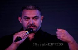 असहिष्‍णुता पर बयान के बाद आमिर खान का विरोध, हिंदू सेना ने घर के बाहर किया प्रदर्शन