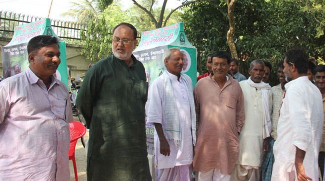 अब्दुल बारी सिद्दकी (हरे कुर्ते में) (राजद/ अलीनगर) राष्ट्रीय जनता दल के वरिष्ठ नेता हैं। वे पार्टी के प्रतिष्ठित मुस्लिम चेहरे हैं, साथ ही लालू के प्रति उनकी ईमानदार जगजाहिर है। एक बार उन्हें संभावित तौर पर मुख्यमंत्री पद का दावेदार बताया गया था।