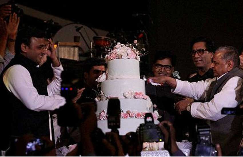 Mulayam singh yadav, mulayam singh yadav birthday, amar singh attend mulayam singh birthday, akhilesh yadav, A R rahman on mulayan birthday, cake ceremony of mulayan singh birthday, mulayam singh yadav mulayam singh yadav 76th birthday saifai uttar pradesh hindi news news in hindi hindi samachar hindi news headlines national