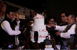 Mulayam singh yadav, mulayam singh yadav birthday, amar singh attend mulayam singh birthday, akhilesh yadav, A R rahman on mulayan birthday, cake ceremony of mulayan singh birthday, mulayam singh yadav mulayam singh yadav 76th birthday saifai uttar pradesh hindi news news in hindi hindi samachar hindi news headlines national