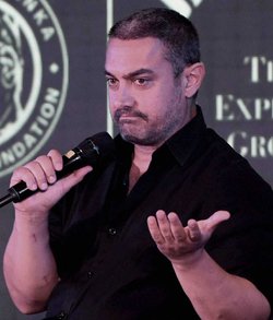 ओम पुरी ने कहा- लोगों को भड़काने वाला है आमिर खान का बयान, उन्‍हें माफी मांगनी चाहिए