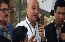 VIDEO: JLF में असहिष्‍णुता पर अनुपम खेर व कपिल मिश्रा में बहस, मंच से किया गालियों का प्रयोग