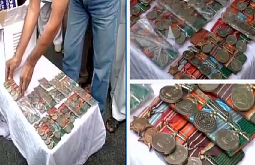 अवॉर्ड वापसी, आइईएसएम, वीके गांधी, वन रैंक वन पेंशन, ओआरओपी, पूर्व सैनिक, अरविंद केजरीवाल, Arvind kejriwal, OROP, one rank one pension, x army man, VK gandhi, Award wapsi, Ex-servicemen, return medals, OROP, IESM, Manohar Parrikar, BJP government, defence minister