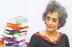 मैं क्यों लौटा रही हूं अपना अवॉर्ड, पढ़ें- अरुंधति राय का लेख