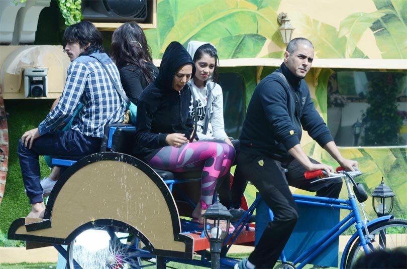 bigg boss 9, Mandana, Kishwer, Mandana Kishwer fight, Mandana Kicks Kishwer, salman khan, bigg boss 9 photos, bigg boss, bigg boss 9 latest news, bigg boss 9 news in hindi, TV Show, बिग बॉस 9, मंदाना, किश्वर, मंदाना किश्वर, मंदाना किश्वर झगड़ा, टीवी शो, मनोरंजन