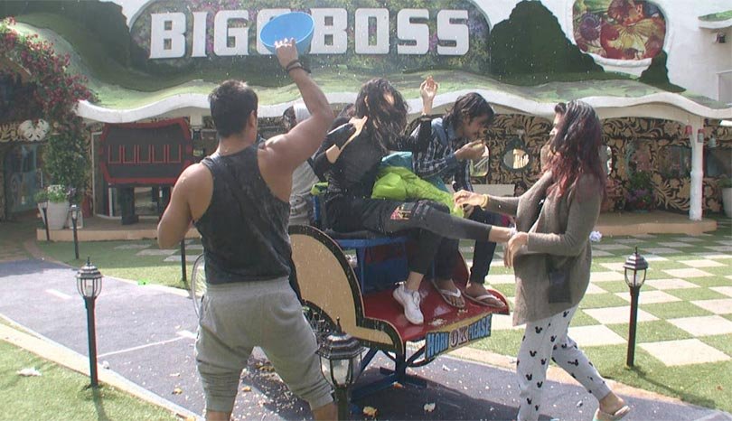 bigg boss 9, Mandana, Kishwer, Mandana Kishwer fight, Mandana Kicks Kishwer, salman khan, bigg boss 9 photos, bigg boss, bigg boss 9 latest news, bigg boss 9 news in hindi, TV Show, बिग बॉस 9, मंदाना, किश्वर, मंदाना किश्वर, मंदाना किश्वर झगड़ा, टीवी शो, मनोरंजन