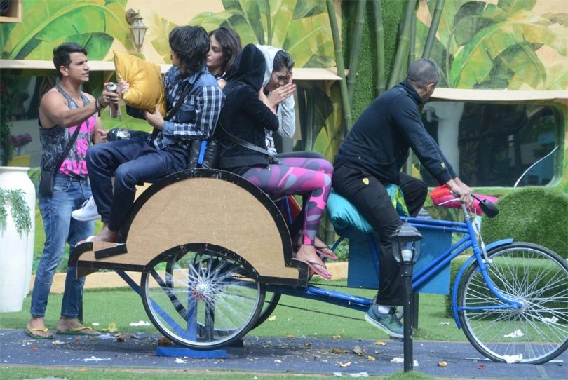 bigg boss 9, Mandana, Kishwer, Mandana Kishwer fight, Mandana Kicks Kishwer, salman khan, bigg boss 9 photos, bigg boss, bigg boss 9 latest news, bigg boss 9 news in hindi, TV Show, बिग बॉस 9, मंदाना, किश्वर, मंदाना किश्वर, मंदाना किश्वर झगड़ा, टीवी शो, मनोरंजन