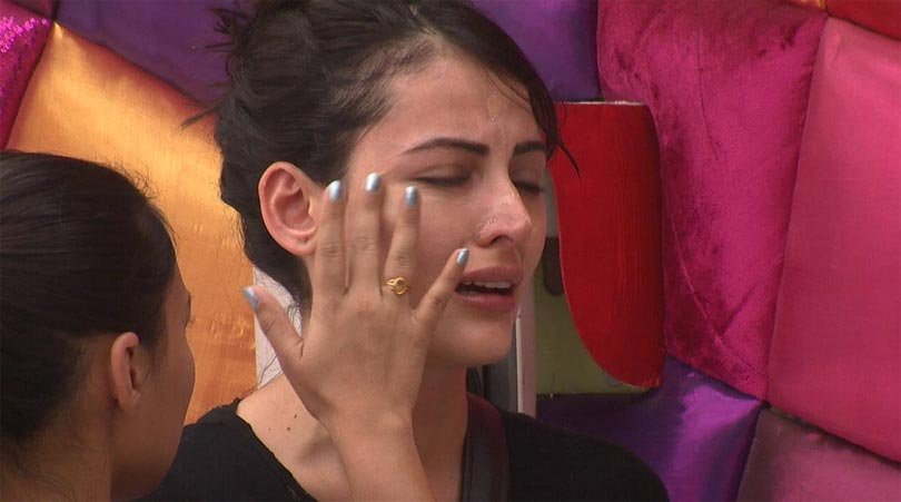 bigg boss 9, Mandana, Kishwer, Mandana Kishwer fight, Mandana Kicks Kishwer, salman khan, bigg boss 9 photos, bigg boss, bigg boss 9 latest news, bigg boss 9 news in hindi, TV Show, बिग बॉस 9, मंदाना, किश्वर, मंदाना किश्वर, मंदाना किश्वर झगड़ा, टीवी शो, मनोरंजन