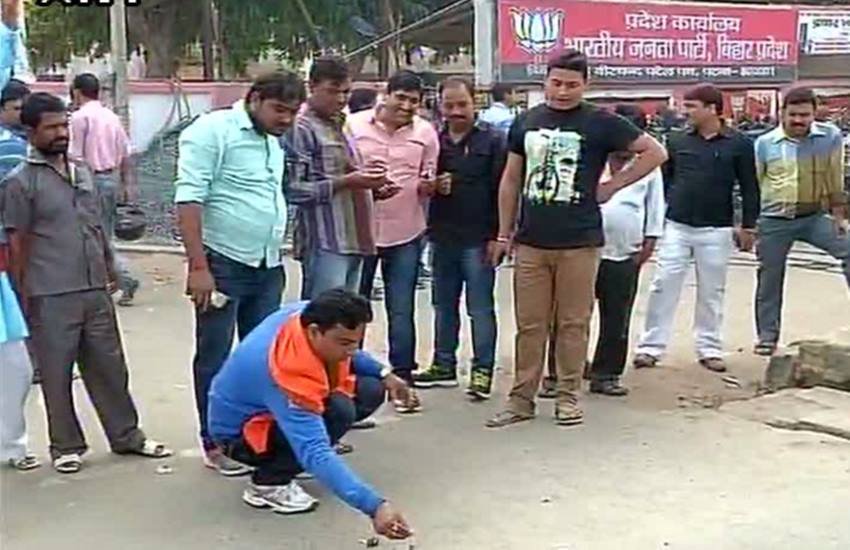 बिहार चुनाव, लालू यादव, आरजेडी, बीजेपी, नरेंद्र मोदी, नीतीश कुमार, बिहार चुनाव परिणाम, भाजपा, महागठबंधन, bihar election results, bihar elections, bihar election results in hindi, hindi bihar election results, hindi election news, election results news, bihar election results 2015, 2015 bihar election, bihar election