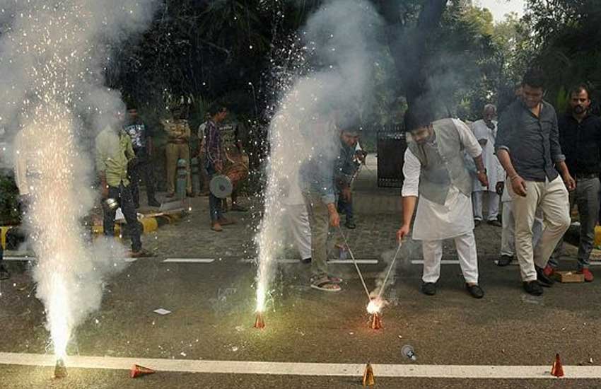 बिहार इलेक्शन्स, बिहार विधानसभा चुनाव, महागठबंधन जीत, शरद यादव, Bihar Elections, JDU, RJD, Bihar Elections Result, bihar spoters celebration in delhi, sharad yadav residence, bihar assembly elections