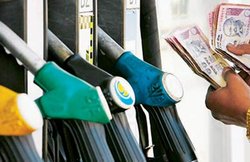 पेट्रोल- डीजल पर एक्साइज ड्यूटी बढ़ाकर सरकार ने दिया जोर का झटका