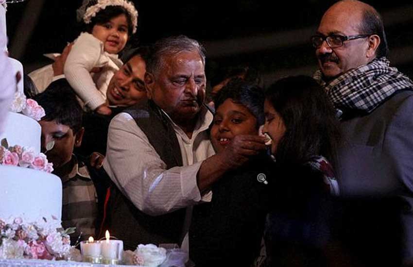 Mulayam singh yadav, mulayam singh yadav birthday, amar singh attend mulayam singh birthday, akhilesh yadav, A R rahman on mulayan birthday, cake ceremony of mulayan singh birthday, mulayam singh yadav mulayam singh yadav 76th birthday saifai uttar pradesh hindi news news in hindi hindi samachar hindi news headlines national
