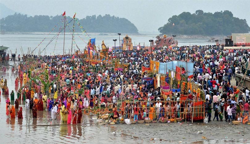 गुवाहाटी में मंगलवार को ब्रह्मपुत्र नदी के किनारे छठ पूजा के दौरान उपासक पारंपरिक तरीके पूजा-पाठ करते हुए। (स्रोत-पीटीआई)