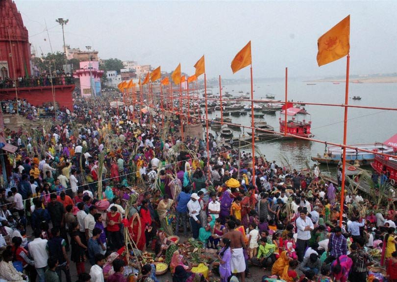 वाराणसी में गंगा किनारे छठ पूजा के दौरान एकत्रित हुई उपासकों की भीड़। (स्रोत-पीटीआई)