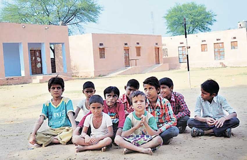 Benada school के ग्राउंड में बैठे दलित बच्चे (फोटो- रोहित जैन पारस) Benada school के ग्राउंड में बैठे दलित बच्चे (फोटो- रोहित जैन पारस)