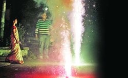 तमाम प्रयासों के बावजूद चमक नहीं सका घरेलू पटाखा उद्योग