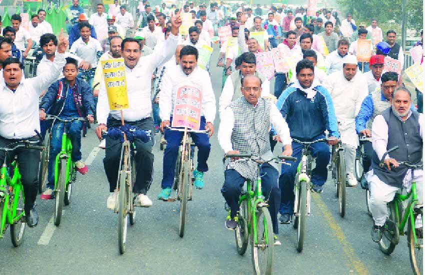 आमिर खान के खिलाफ विजय गोयल की साइकिल रैली