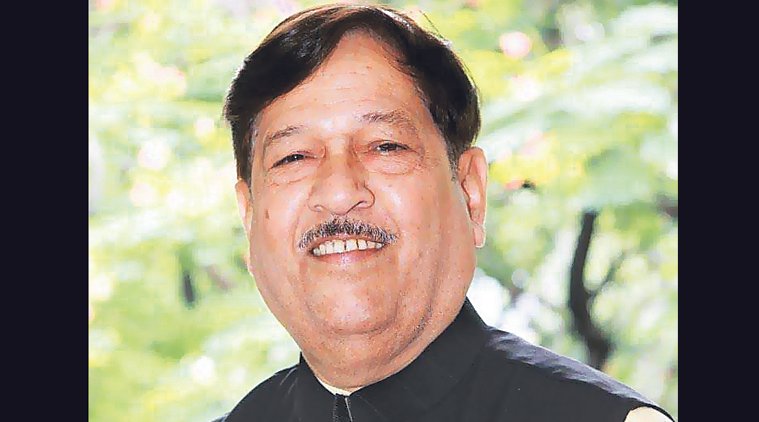 महाराष्ट्र के खाद्य व नागरिक आपूर्ति मंत्री गिरीश बापट। (फाइल फोटो)