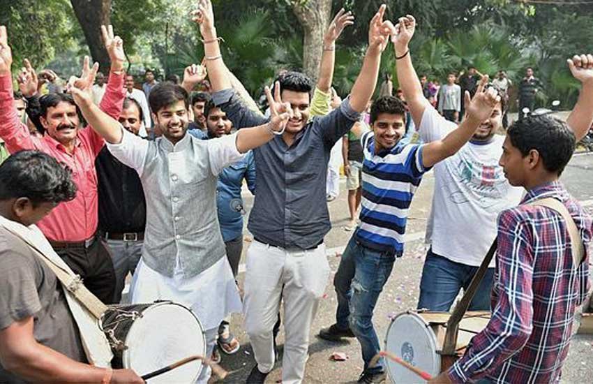 बिहार इलेक्शन्स, बिहार विधानसभा चुनाव, महागठबंधन जीत, शरद यादव, Bihar Elections, JDU, RJD, Bihar Elections Result, bihar spoters celebration in delhi, sharad yadav residence, bihar assembly elections