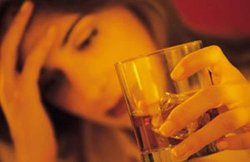 झांसी: नशे में युवती ने सड़क पर मचाया हंगामा, प्रेम में नोंक झोंक का मामला