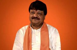 शाहरुख रहते भारत में हैं, पर मन सदा पाकिस्तान में रहता है: कैलाश विजयवर्गीय