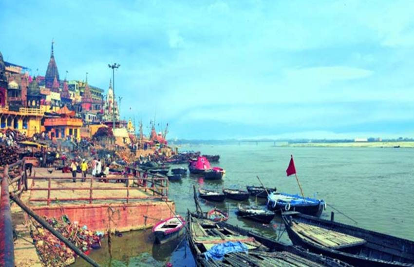 काशी विश्‍वनाथ, बाबा विश्‍वनाथ, काशी में ड्रेस कोड, विदेशी महिलाएं, विदेशी महिलाएं साड़ी, साड़ी, काशी विश्‍वनाथ प्रबंधन, foreign women, security personnel, Kashi Vishwanath, Varanasi temple, women pilgrims, foreigners, short dresses, foreign women pilgrims, temple administration, foreign women, revealing clothes