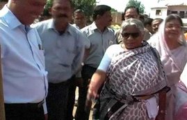 Kusum Mehdele, Madhya Pradesh, Minister Kusum Mehdele, Kusum Mehdele Kick Kid, Kusum Mehdele Video, मध्यप्रदेश, कुसुम मेहदेले, पशुपालन मंत्री, गरीब बच्चे
