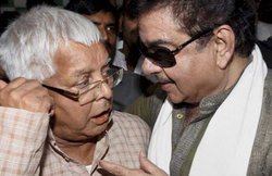 BJP से नाराज शत्रुघ्‍न लालू-नीतीश से मिले, कहा- पार्टी एक्‍शन लेती है तो ले