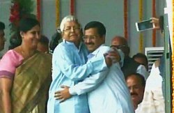 केजरीवाल ने दी सफाई- मैंने नहीं की पहल, लालू ने ही मुझे खींचकर गले लगाया