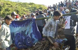 म्यामार में जमीन धसने से 100 लोगों की मौत