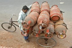 अब आप ऑनलाइन कर सकेंगे LPG सिलेंडर की पेमेंट, दिल्ली मेट्रो की तर्ज पर स्मार्ट कार्ड भी मिलेगा