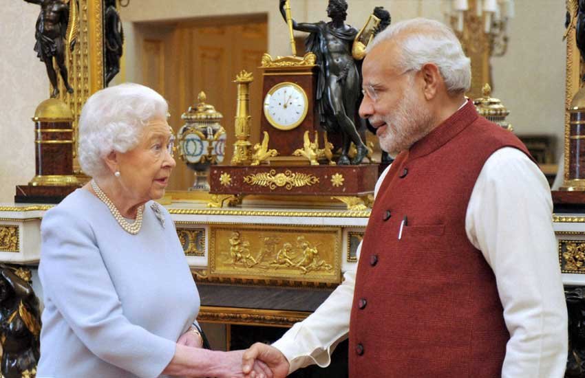 प्रधानमंत्री नरेंद्र मोदी ने शुक्रवार को ब्रिटेन की महारानी एलिजबेथ द्वितीय से दोपहर के भोज पर मुलाकात की। (पीटीआई फोटो)