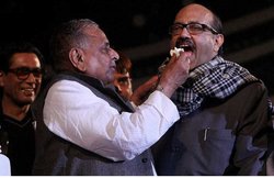 नेताजी संग अमर सिंह को देख बोले आजम, तूफान के साथ कूड़ा भी आ जाता है